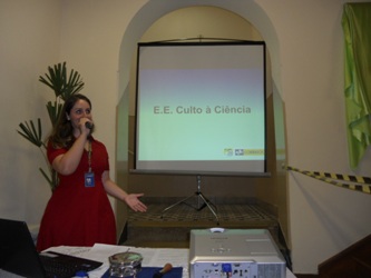 Isa Andrade palestrando na cerimônia de lançamento do selo