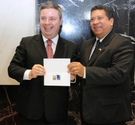 Conduzido pelo diretor dos Correios Pedro Amengol, o governador Antônio Anastasia apresenta a cartela obliterada