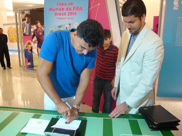 Ricardo Rocha oblitera a cartela