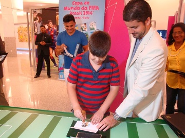 O colecionador mirim Paulo Holanda Neto também participou do lançamento