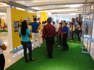 Ricardo Rocha ciceroneia os visitantes na exposição