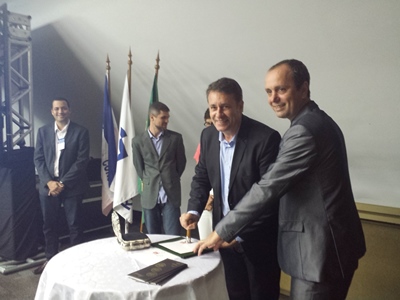 Prefeito de Vitória, Luciano Rezende, oblitera o selo personalizado