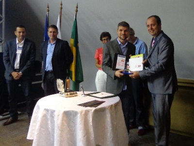 O diretor geral da Start You Up, Marcílio Riegert, recebe álbum especial, contendo as peças filatélicas lançadas