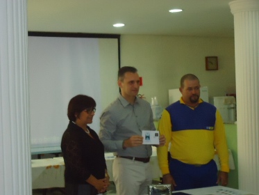 Katrus Tober Santarosa, presidente da Augusta Respeitável Loja Simbólica  Sublime Universo 125, fazendo a primeira obliteração