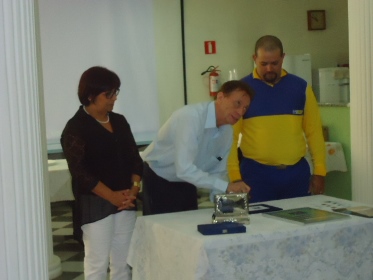 Ítalo João Pagni, presidente da SOFIA, fazendo a segunda obliteração