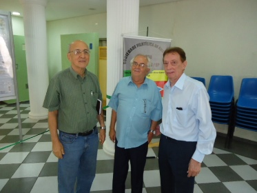 Ítalo João Pagni (à direita) com os amigos do Clube Filatélico de Piracicaba, João Gustavo Brasil Caruso e Nelson Monteiro Spada
