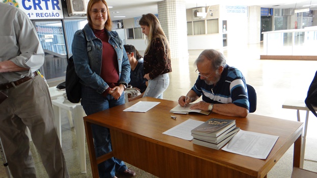 Marcello Duarte, autografando o livro