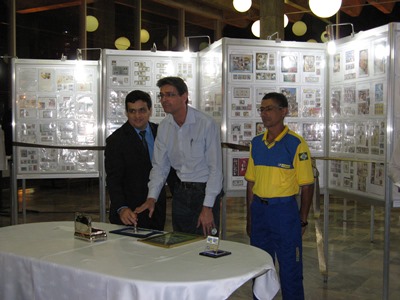 Renato Talel Haddad carimba o envelope com selo personalizado