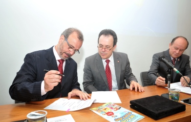 Assinatura do convênio FEBRAF/Mackenzie