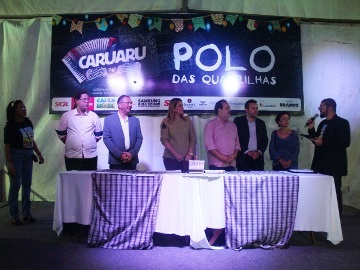 Cerimônia de lançamento. À esquerda, quase escondida, a incansável Helena Moura