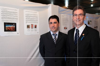 Rodrigo Cesar Barreto Pereira, gerente da agência dos Correios de Brusque e Jorge Paulo Krieger Filho, presidente do Clube Filatélico Brusquense