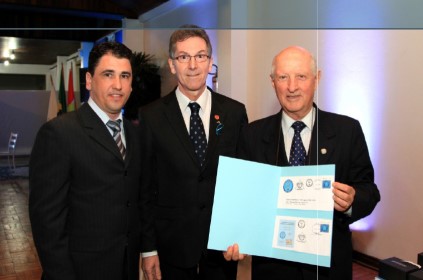 Rodrigo Cesar Barreto Pereira, Jorge Paulo Krieger Filho e Sérgio Martinho Nerbass, Grão Mestre Adjunto do Grande Oriente de Santa Catarina, que efetuou a primeira obliteração nas peças filatélicas