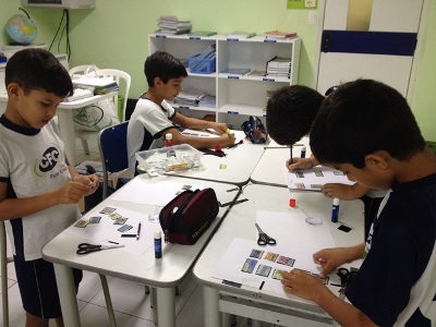 Os alunos do Colégio Fazer Crescer Recife montando suas coleções