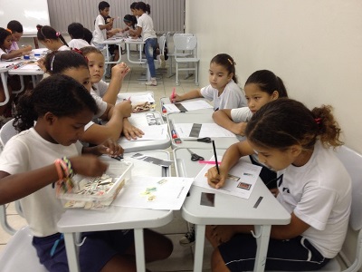 Os alunos do Colégio Marista de Apipucos montando suas coleções